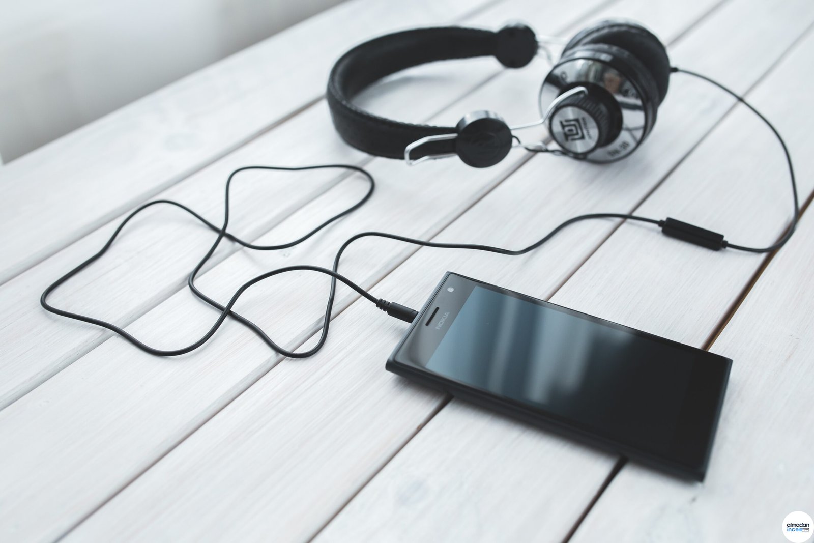 Telefon ve kulaklıkla müzik dinleme