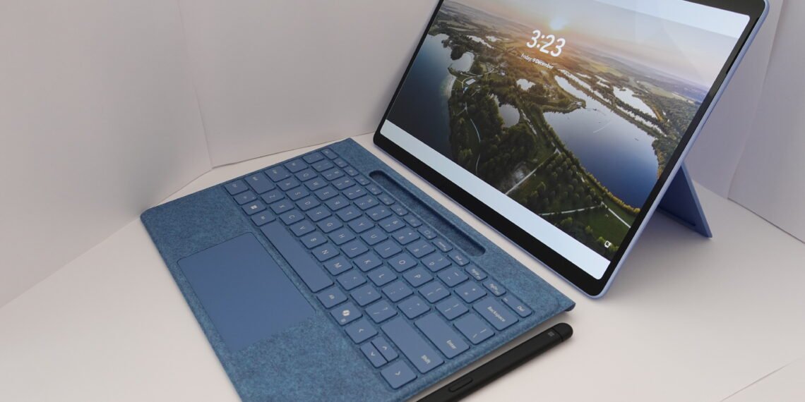 Masa üzerinde açık laptop