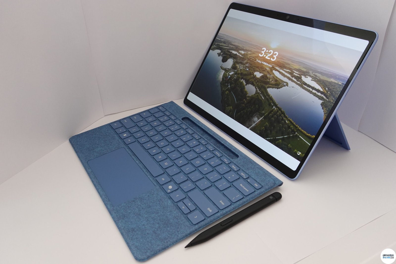 Masa üzerinde açık laptop