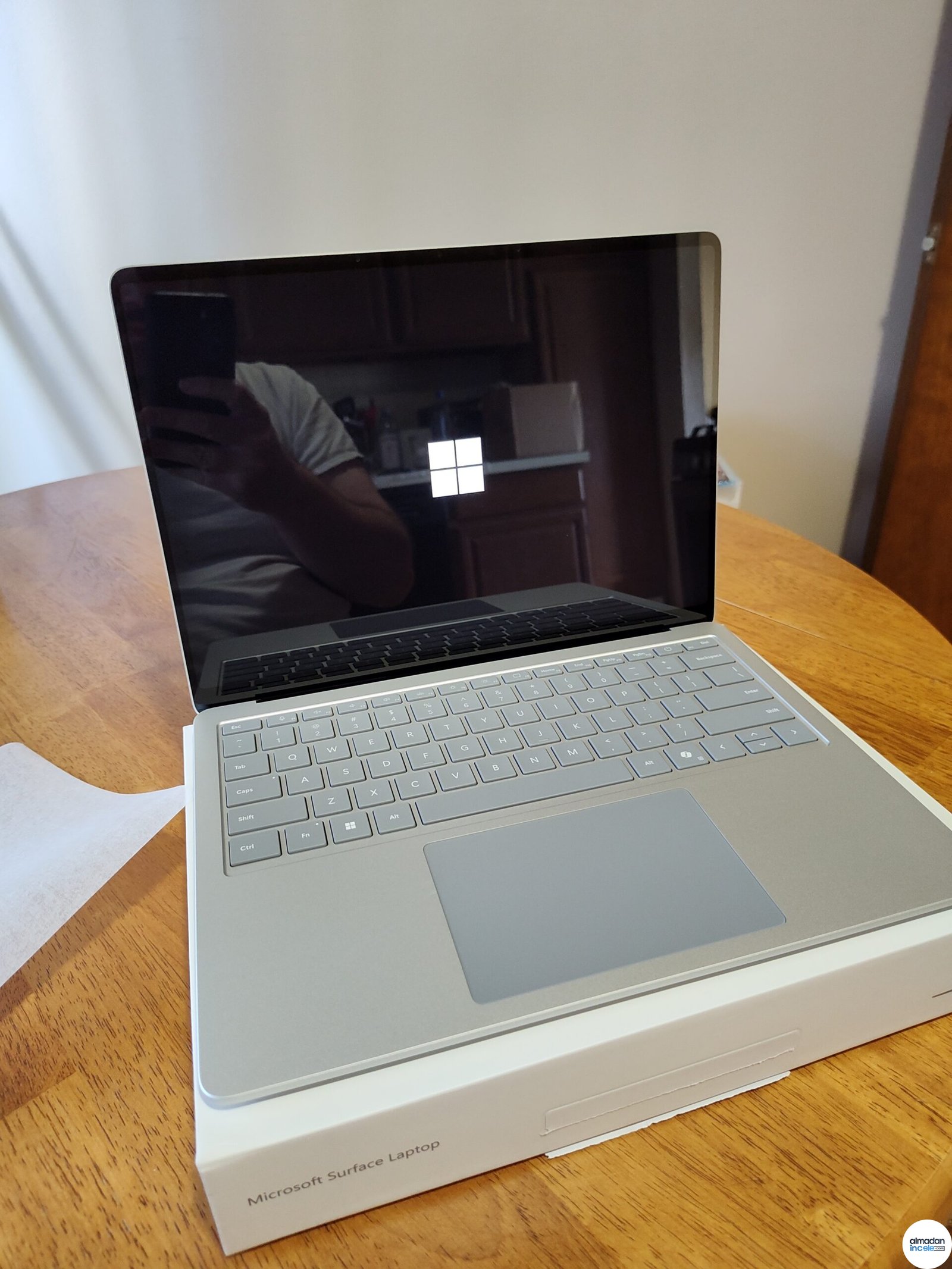Windows 11 çalışan Microsoft Surface Laptop 7
