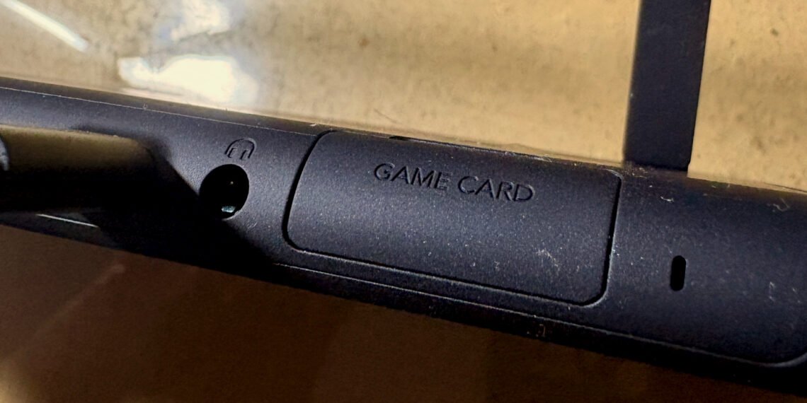 Nintendo Switch 2 oyun kartı yuvası yakın plan