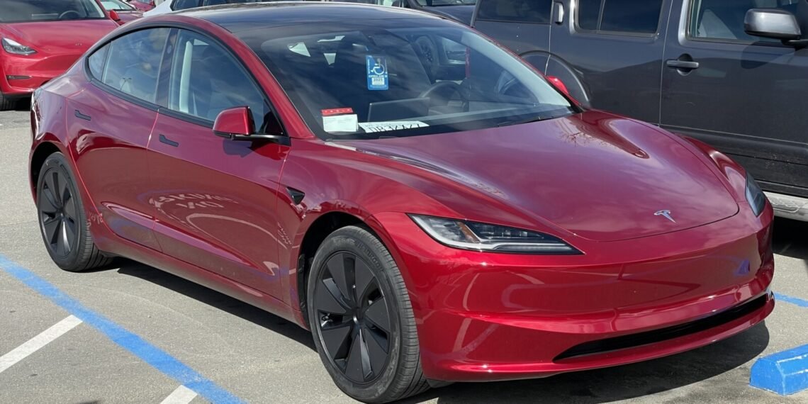 Kırmızı 2024 Tesla Model 3 otomobil