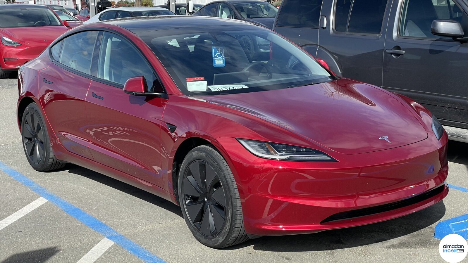 Kırmızı 2024 Tesla Model 3 otomobil