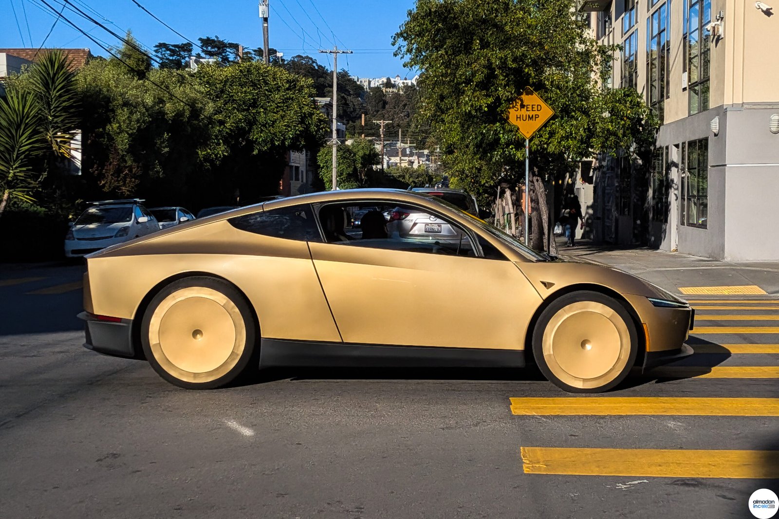 Tesla Cybercab konsept aracı