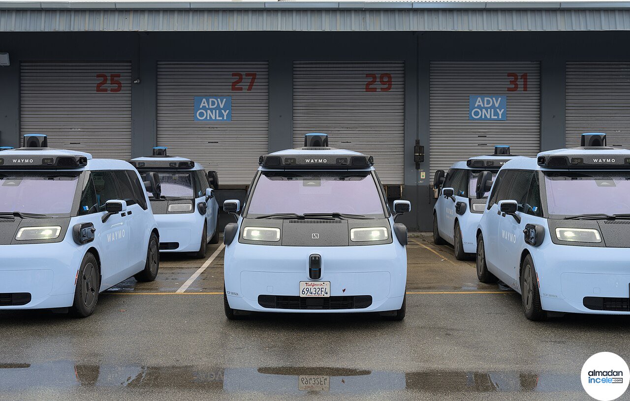 Waymo Zeekr robotaksi ön görünüm