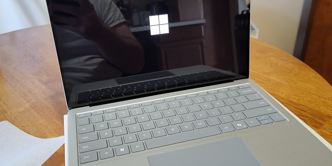 Windows 11 çalışan Microsoft Surface Laptop 7
