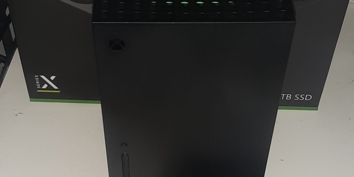 Xbox Series X konsolu ve oyun kumandası