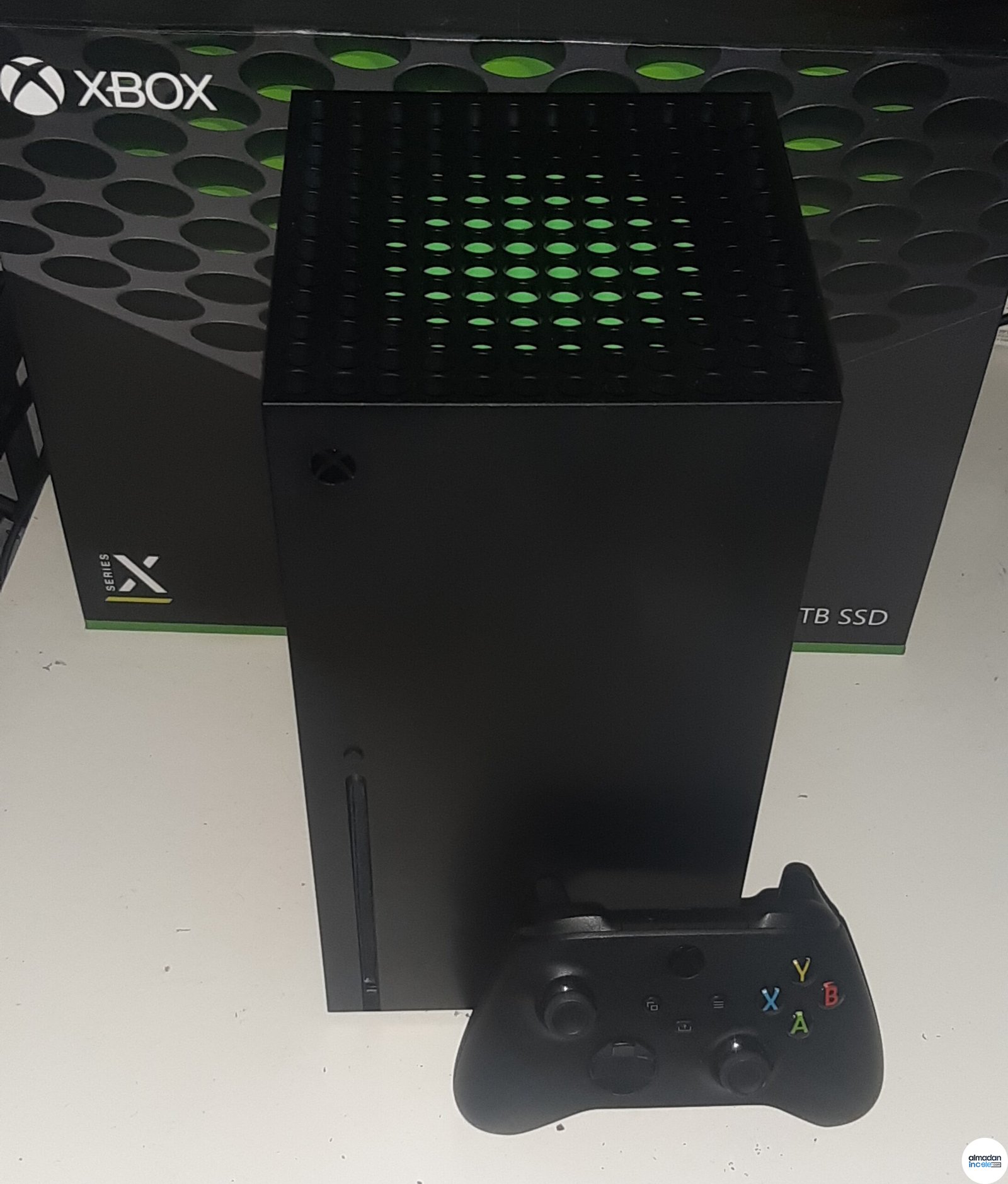 Xbox Series X konsolu ve oyun kumandası