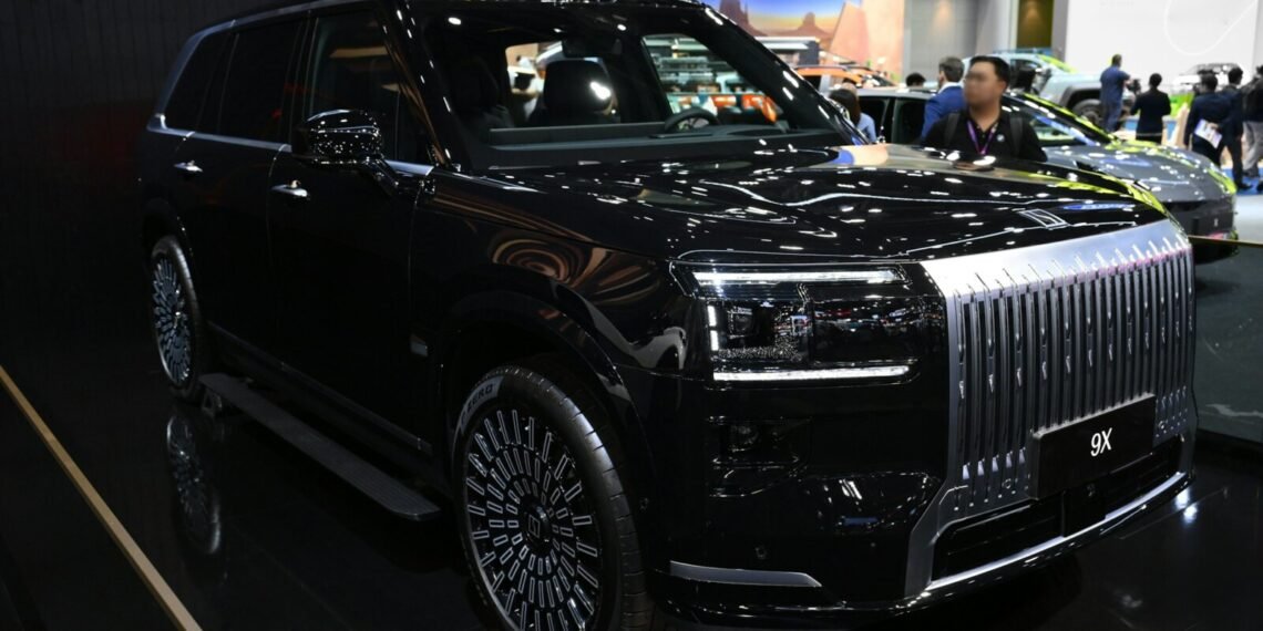 Yolda ilerleyen Zeekr 9X lüks plug-in hibrit SUV