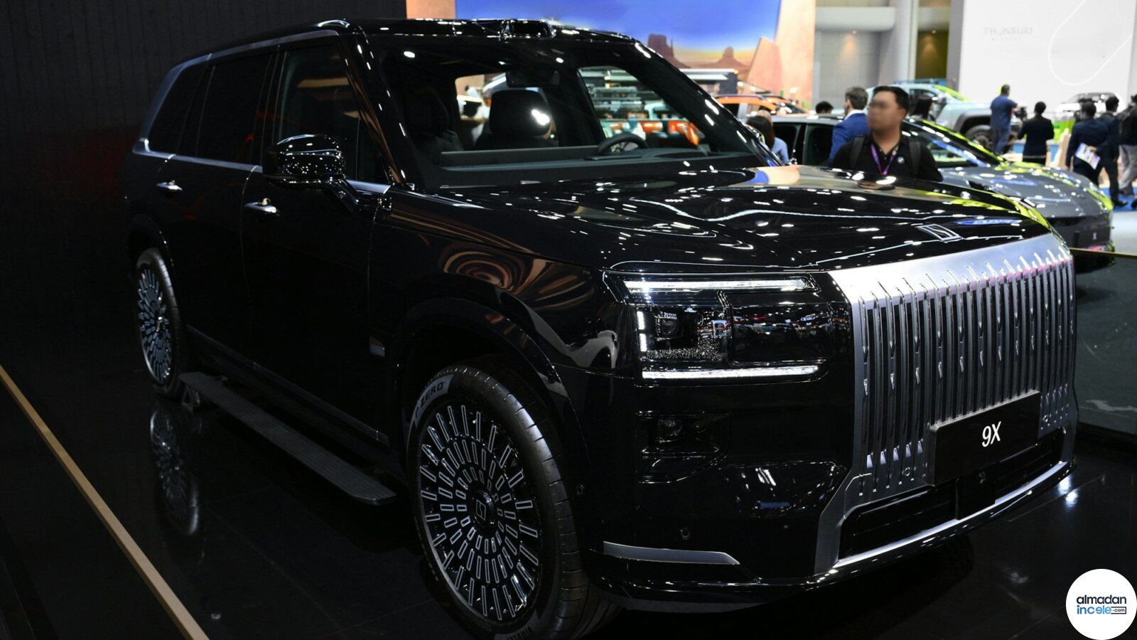 Yolda ilerleyen Zeekr 9X lüks plug-in hibrit SUV