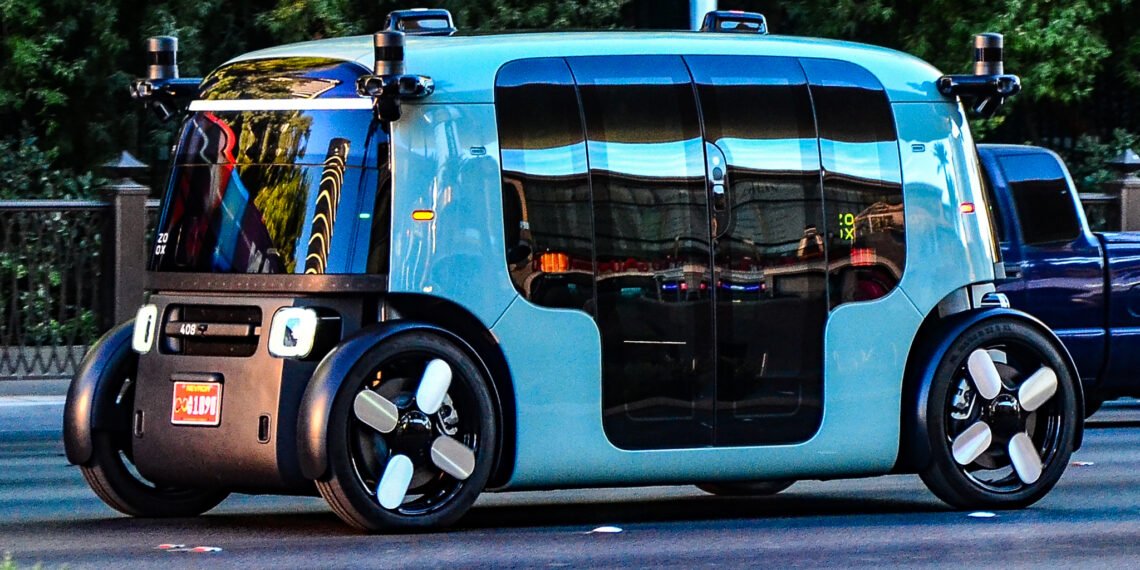 Las Vegas caddesinde Zoox robotaksi