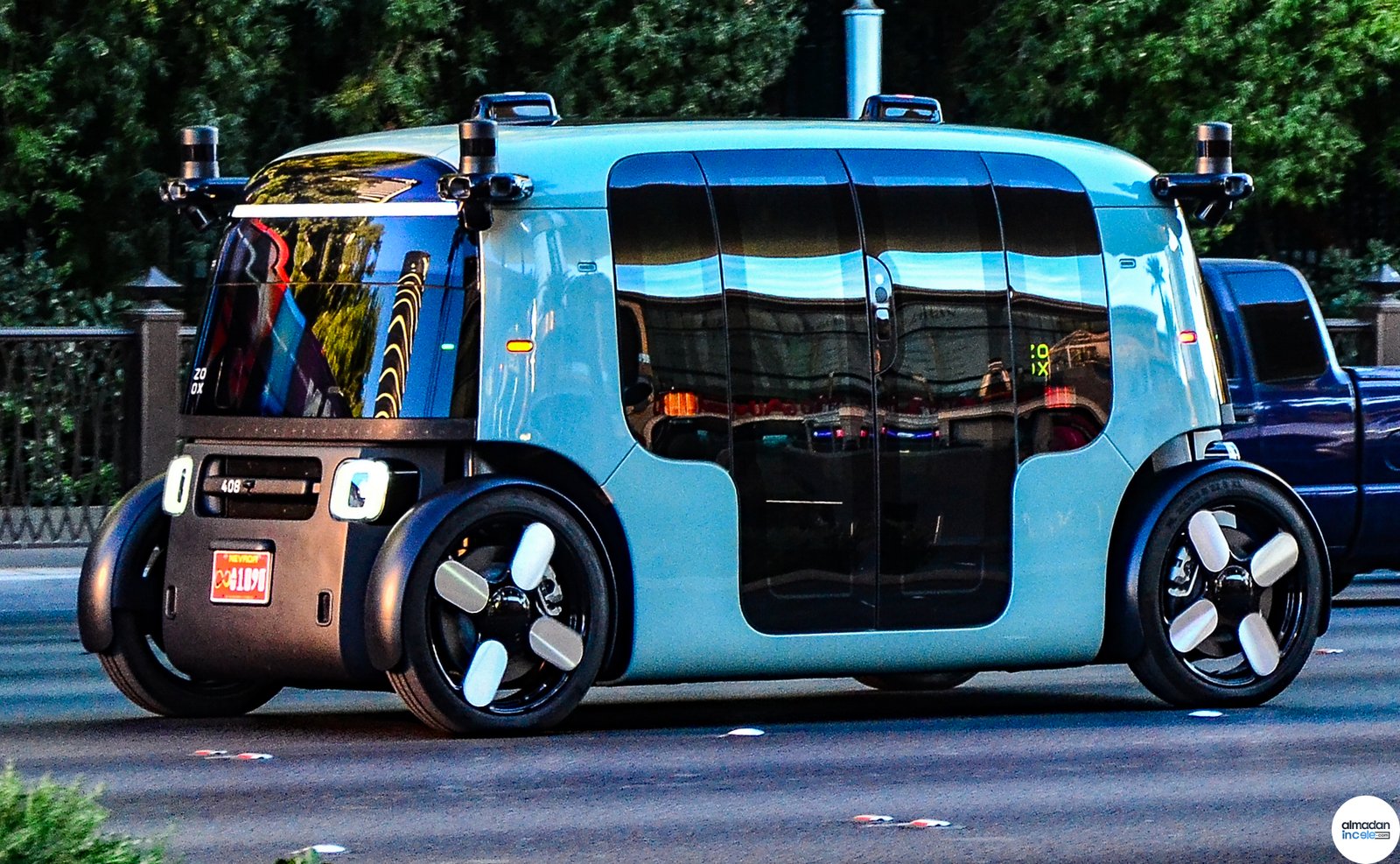 Las Vegas caddesinde Zoox robotaksi