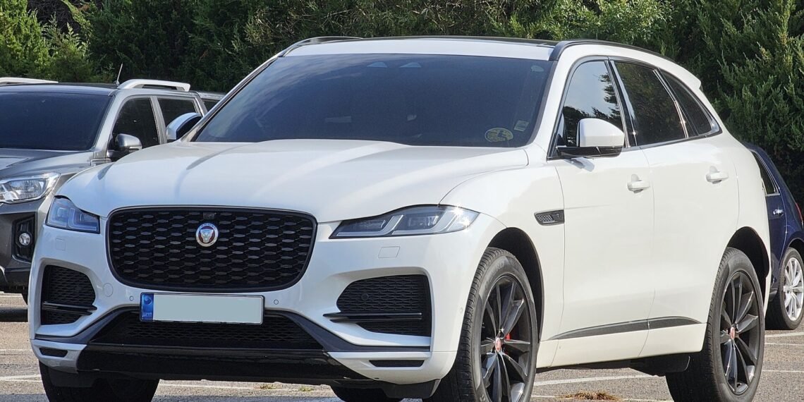 Beyaz Jaguar F-Pace SUV yolda önden görünüm