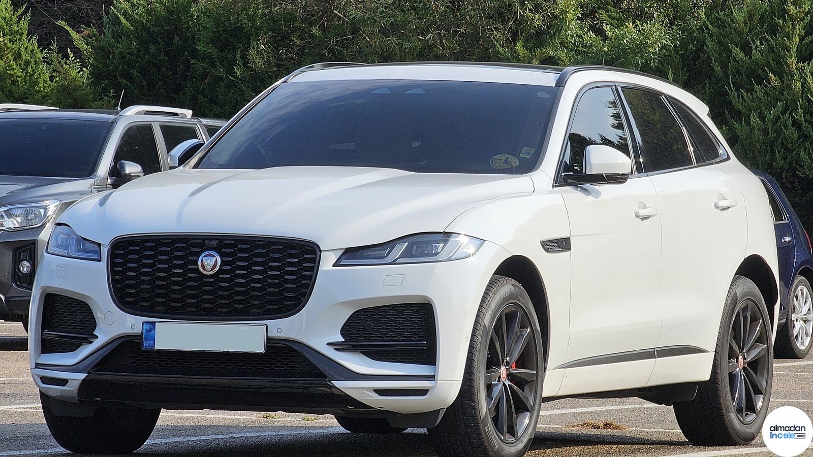 Beyaz Jaguar F-Pace SUV yolda önden görünüm