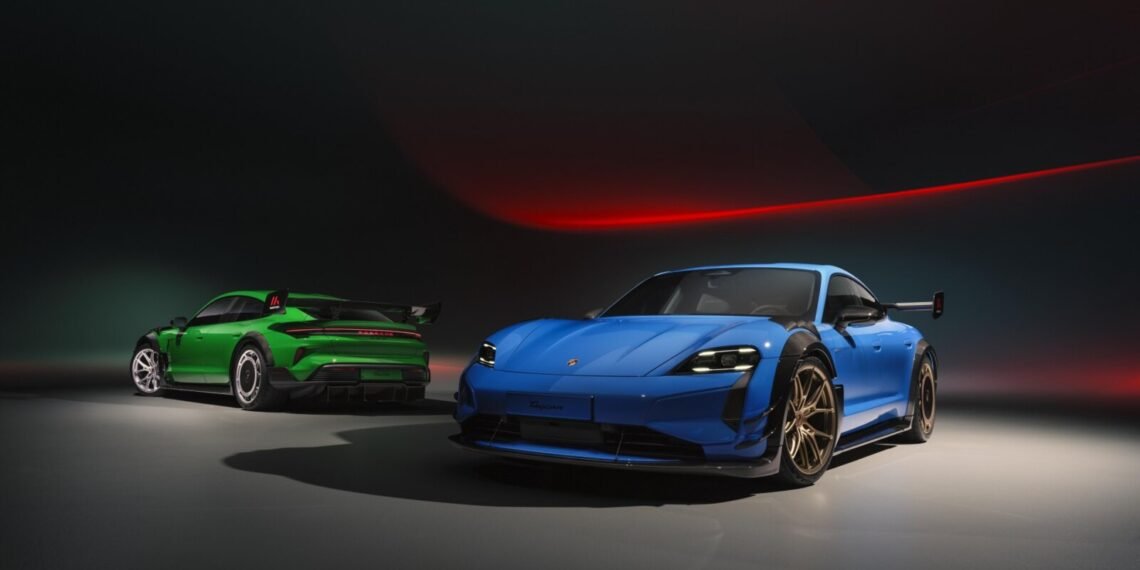 Stüdyoda mavi ve yeşil 2027 Porsche Taycan Turbo GT otomobilleri