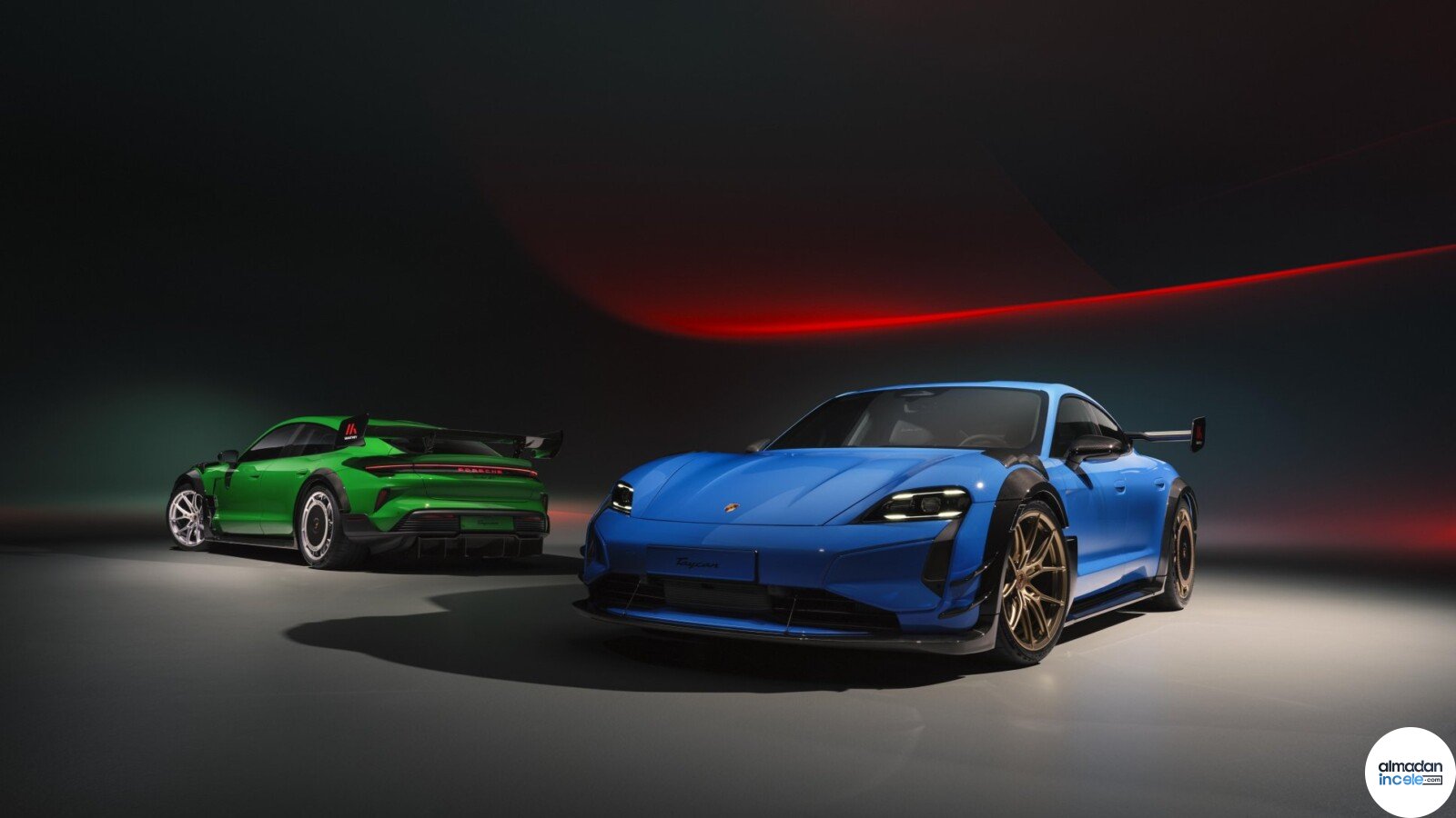 Stüdyoda mavi ve yeşil 2027 Porsche Taycan Turbo GT otomobilleri