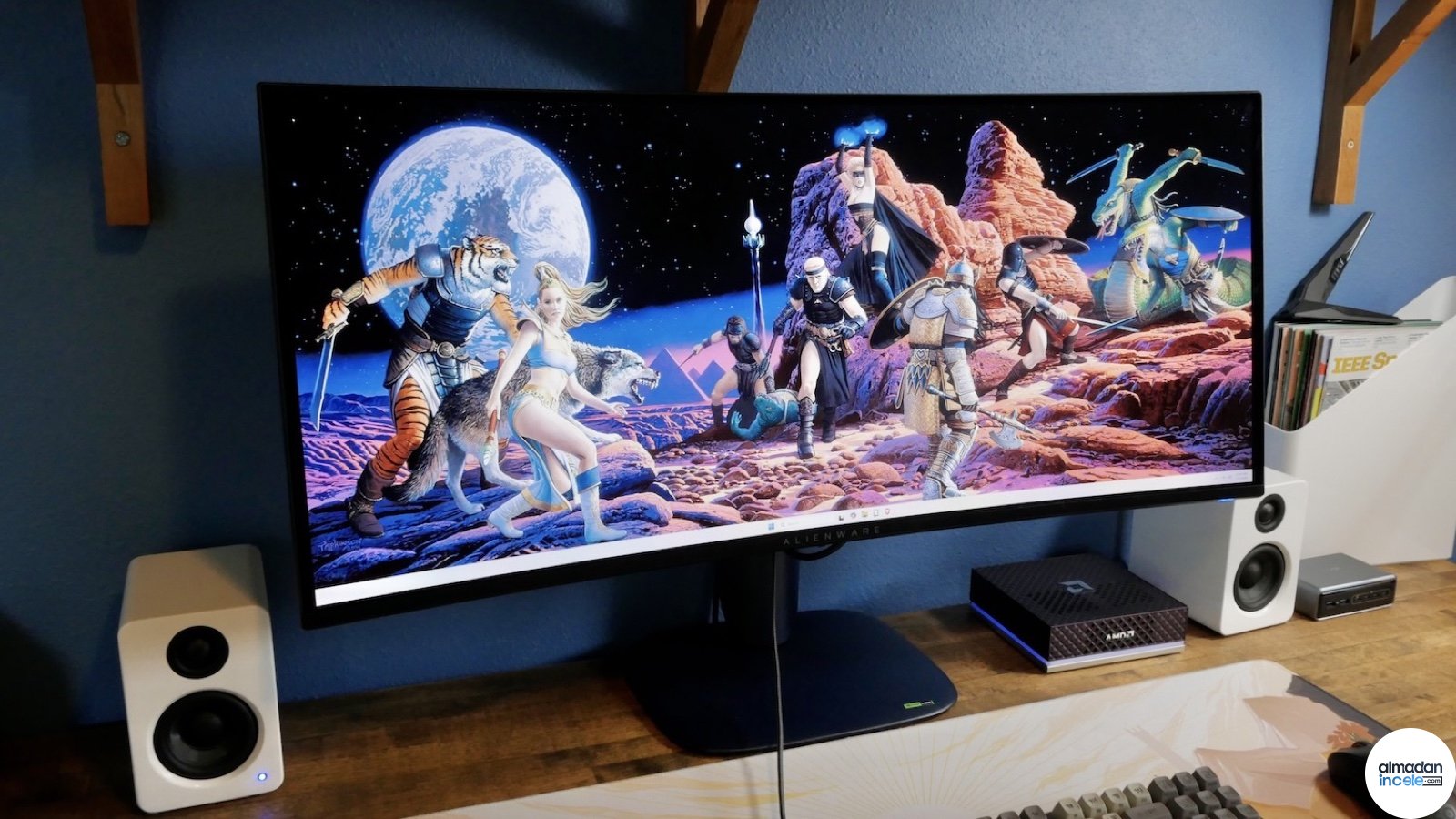 Oyun görüntüsü açık olan Alienware AW3426DW ultrawide monitörlü masa düzeni