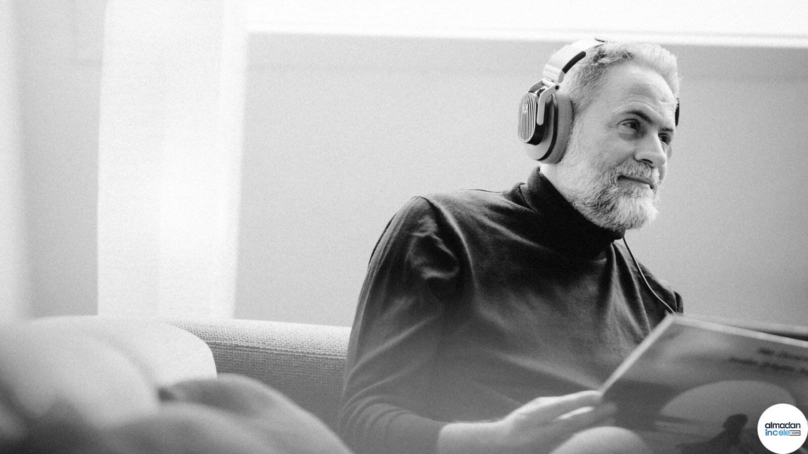 Koltukta müzik dinleyen kişinin başında Austrian Audio The Arranger kulaklık