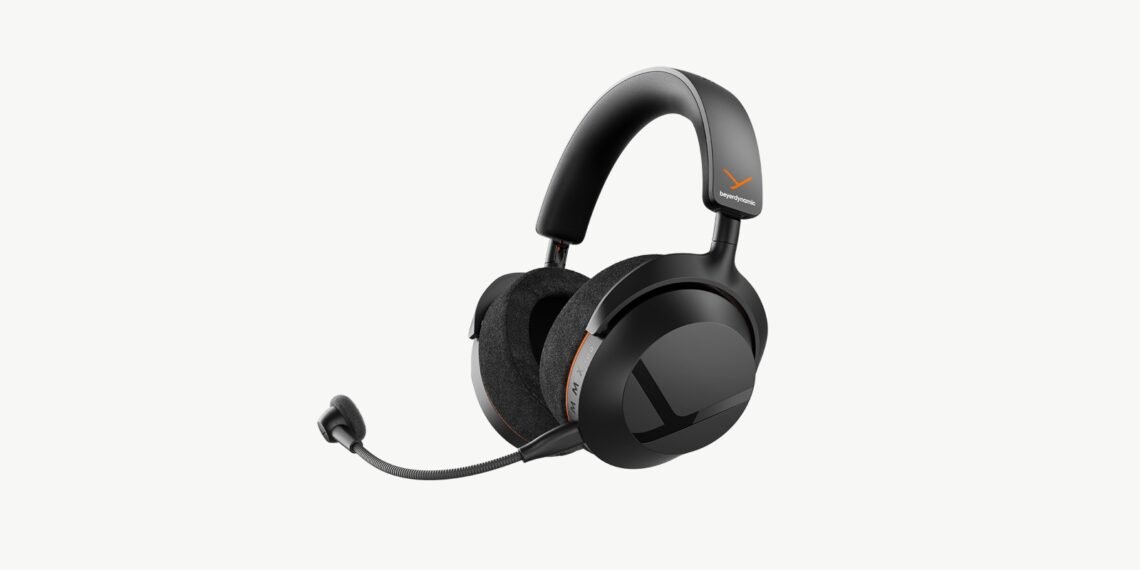 Açık gri fonda siyah Beyerdynamic MMX 100 Wireless kulaklık ve çıkarılabilir mikrofon