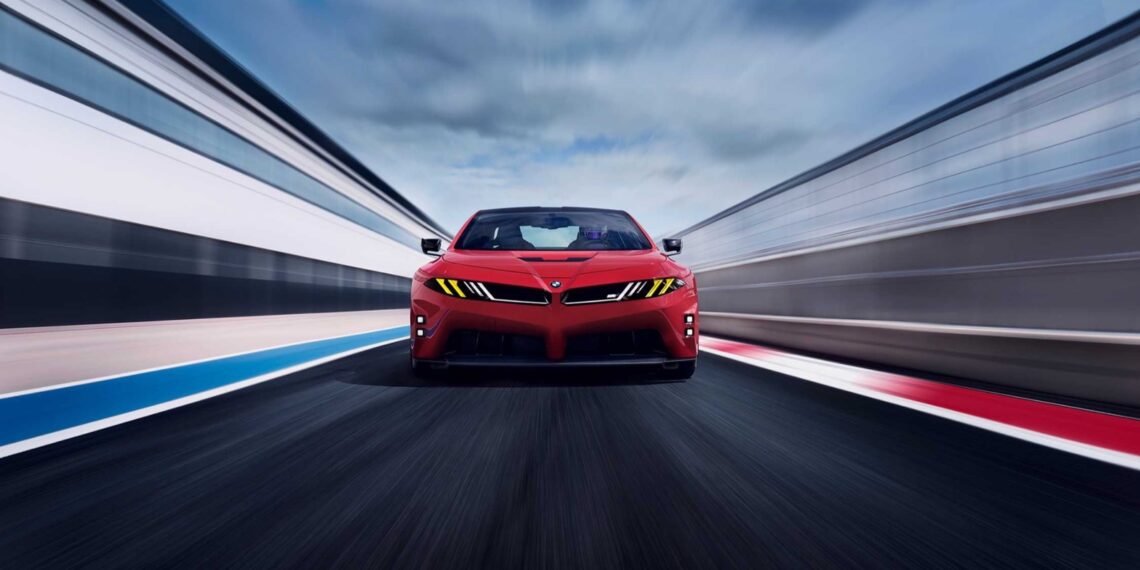 Pist üzerinde önden görünen kırmızı BMW M Concept Neue Klasse elektrikli konsept otomobil