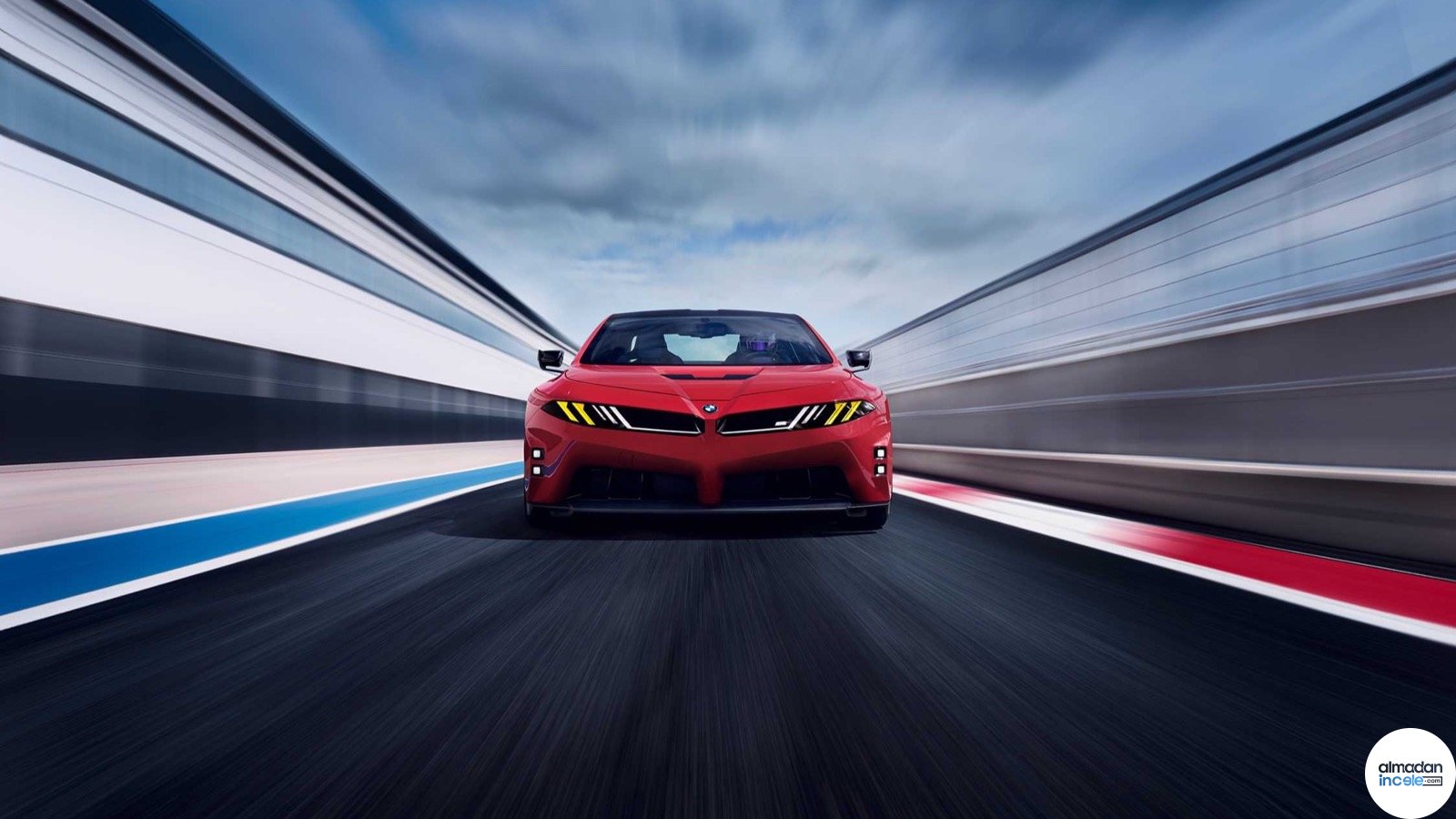 Pist üzerinde önden görünen kırmızı BMW M Concept Neue Klasse elektrikli konsept otomobil