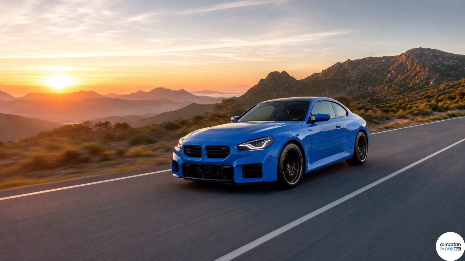 Gün doğumunda dağ yolunda ilerleyen mavi BMW M2 xDrive tarzı spor otomobil