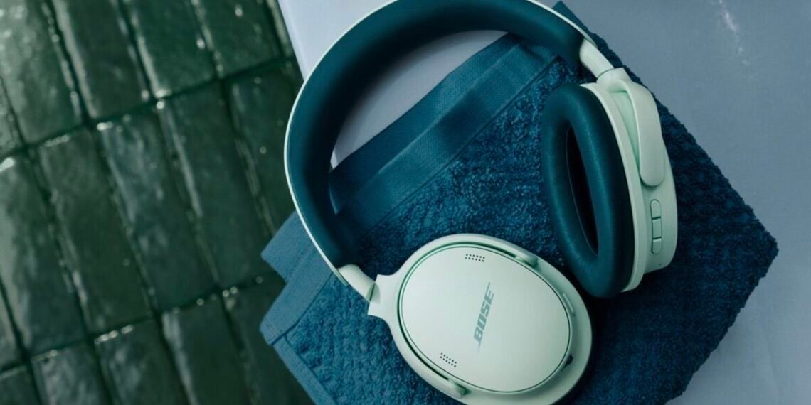Yeşil renkli Bose QuietComfort 2. nesil kablosuz kulaklık kullanan kişi