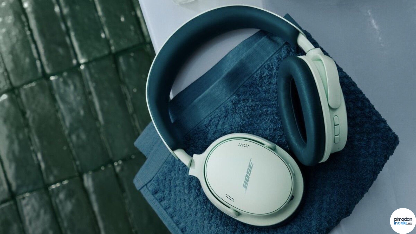 Yeşil renkli Bose QuietComfort 2. nesil kablosuz kulaklık kullanan kişi