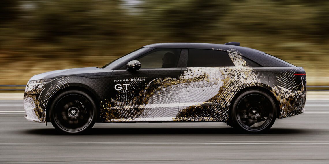 Yolda hareket halinde kamuflajlı elektrikli Range Rover GT prototipi
