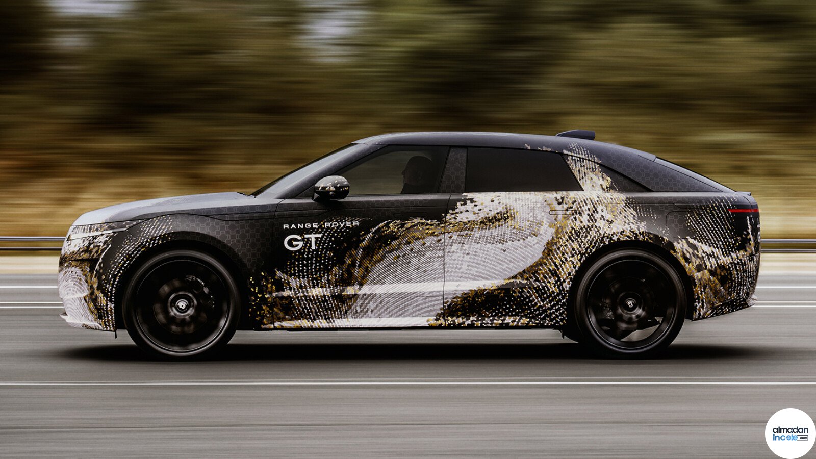 Yolda hareket halinde kamuflajlı elektrikli Range Rover GT prototipi