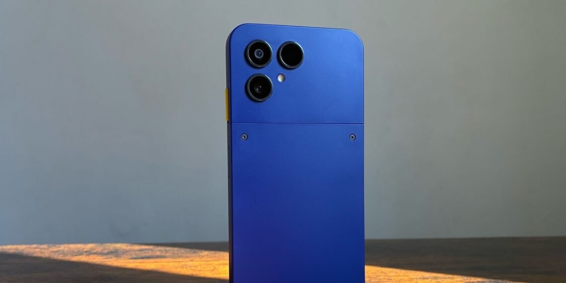 Masa üzerinde duran mavi Fairphone Gen 6+ telefonun arka kamera ve modüler kapak görünümü