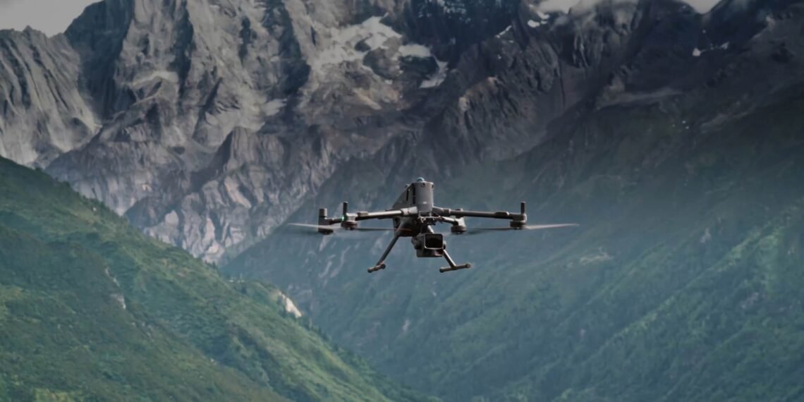 Dağlık alanda uçan LiDAR kameralı DJI kurumsal dron