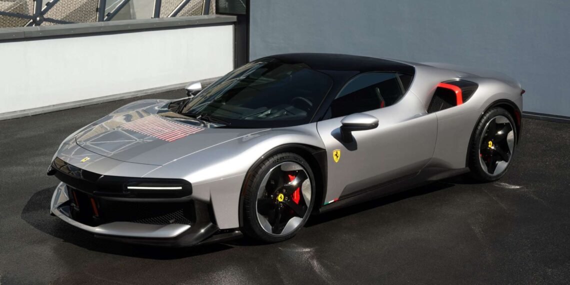 Gri renkli tek üretim Ferrari CZ26 süper otomobilin önden üç çeyrek görünümü