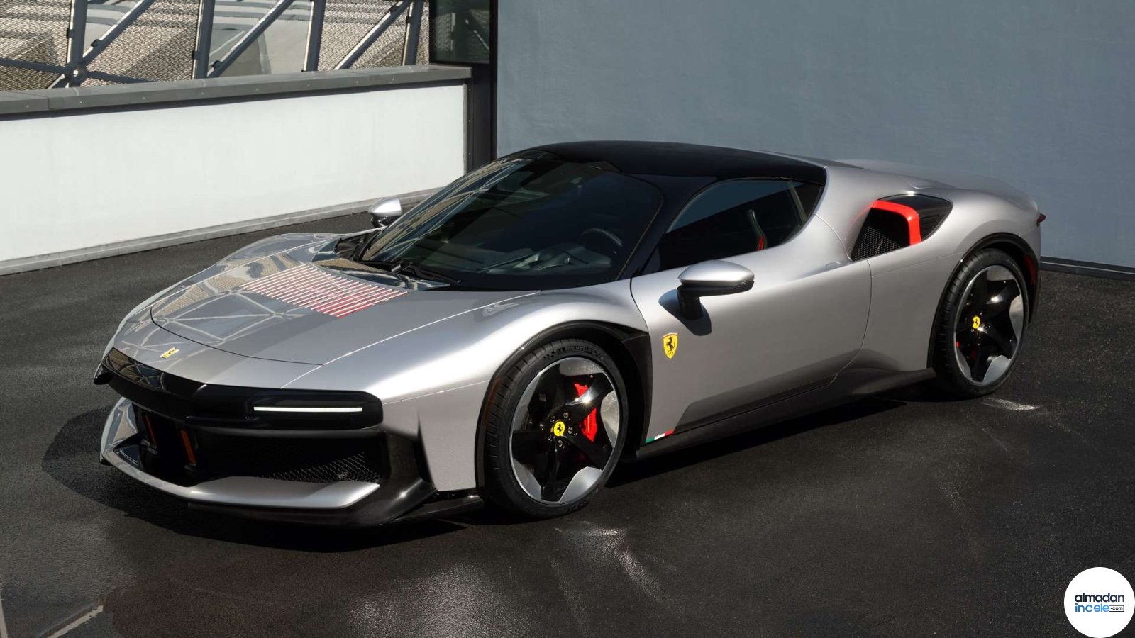Gri renkli tek üretim Ferrari CZ26 süper otomobilin önden üç çeyrek görünümü