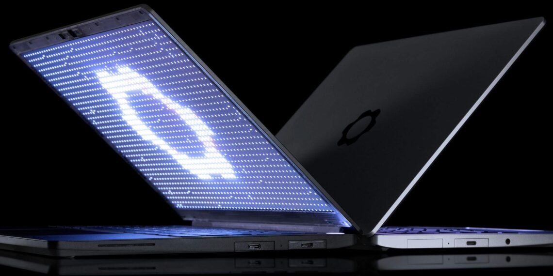 Siyah fonda açık ve kapalı iki Framework Laptop 13 Pro dizüstü bilgisayar