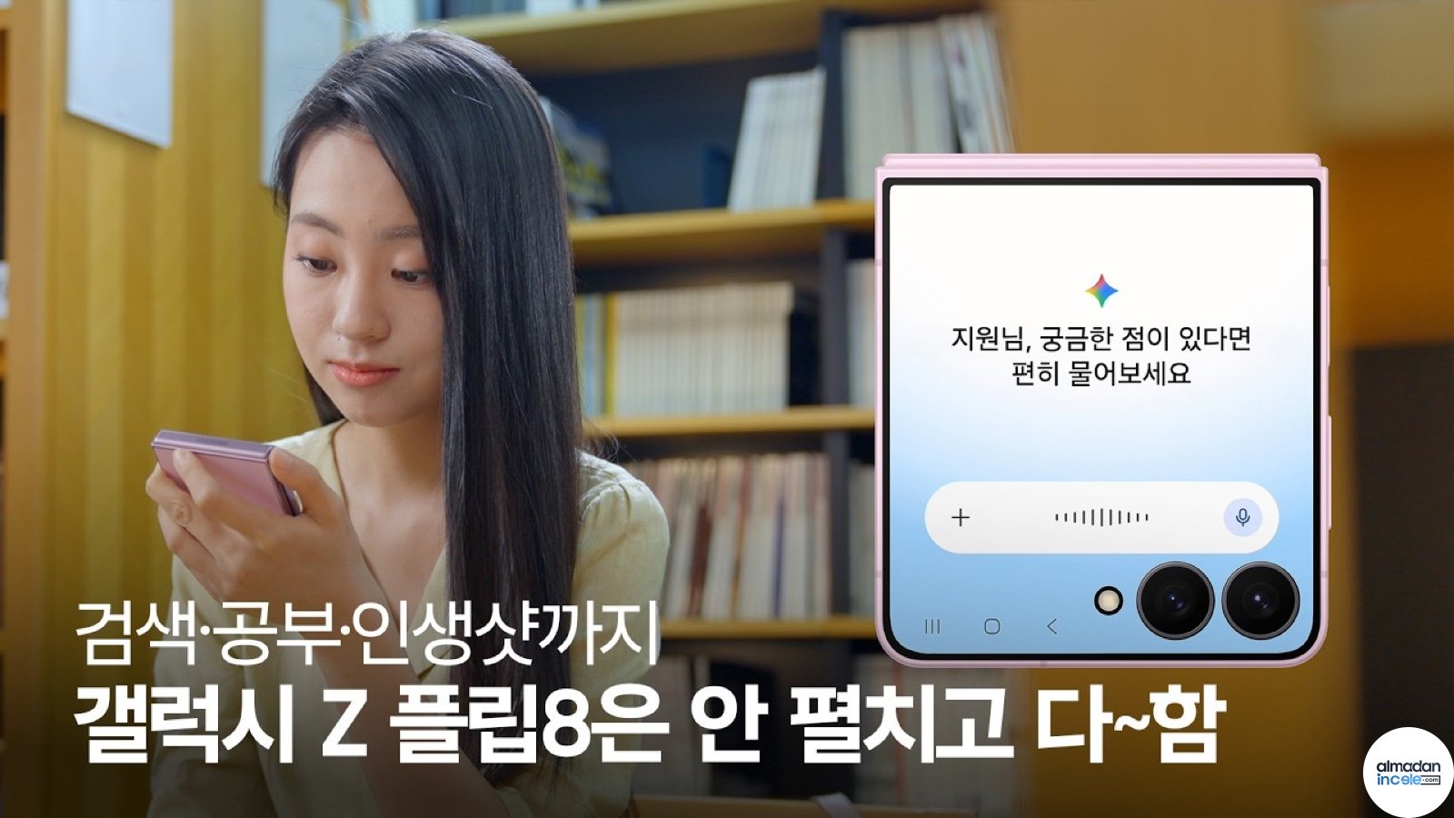 Kullanıcının elinde pembe Galaxy Z Flip8 ve açık FlexWindow kapak ekranı