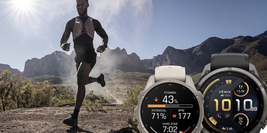 Dağlık arazide koşucu ile iki Garmin fēnix 9 akıllı saati