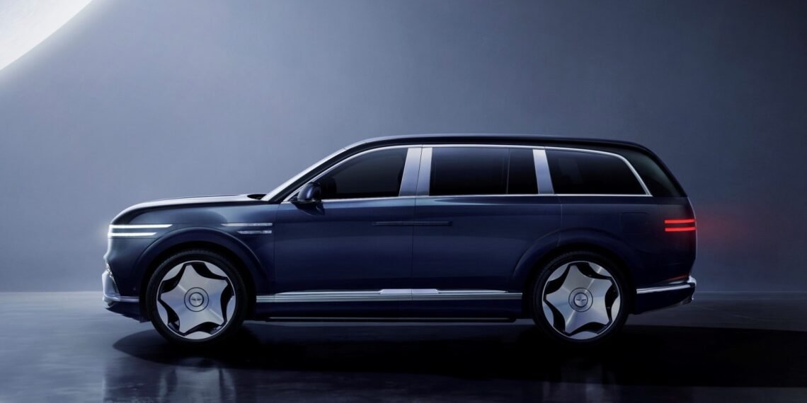 Mavi Genesis GV90 lüks elektrikli SUV yan profilden stüdyo ortamında