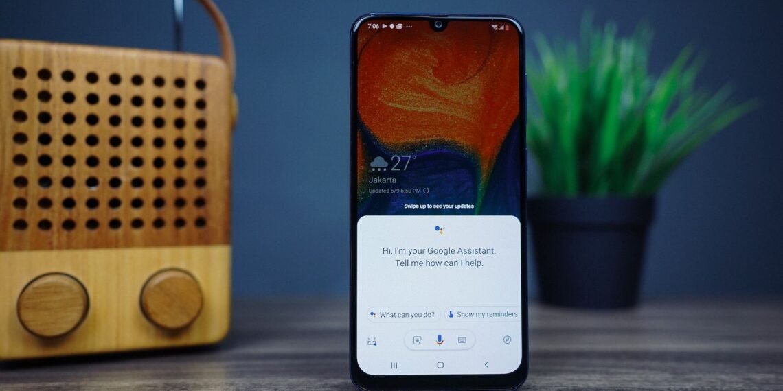 Android telefon ekranında açık Google Assistant arayüzü