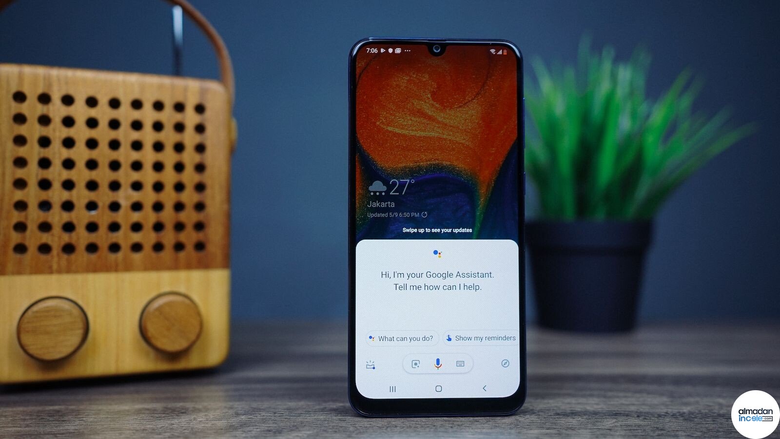 Android telefon ekranında açık Google Assistant arayüzü