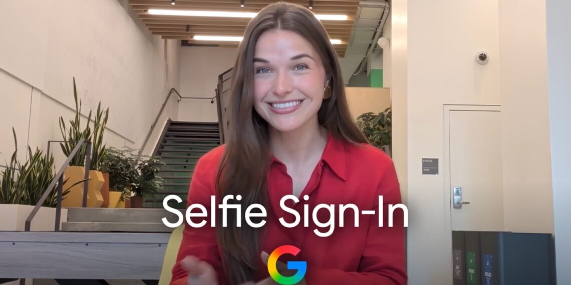 Telefon kamerasında Google hesabı için selfie video doğrulaması yapan kullanıcı
