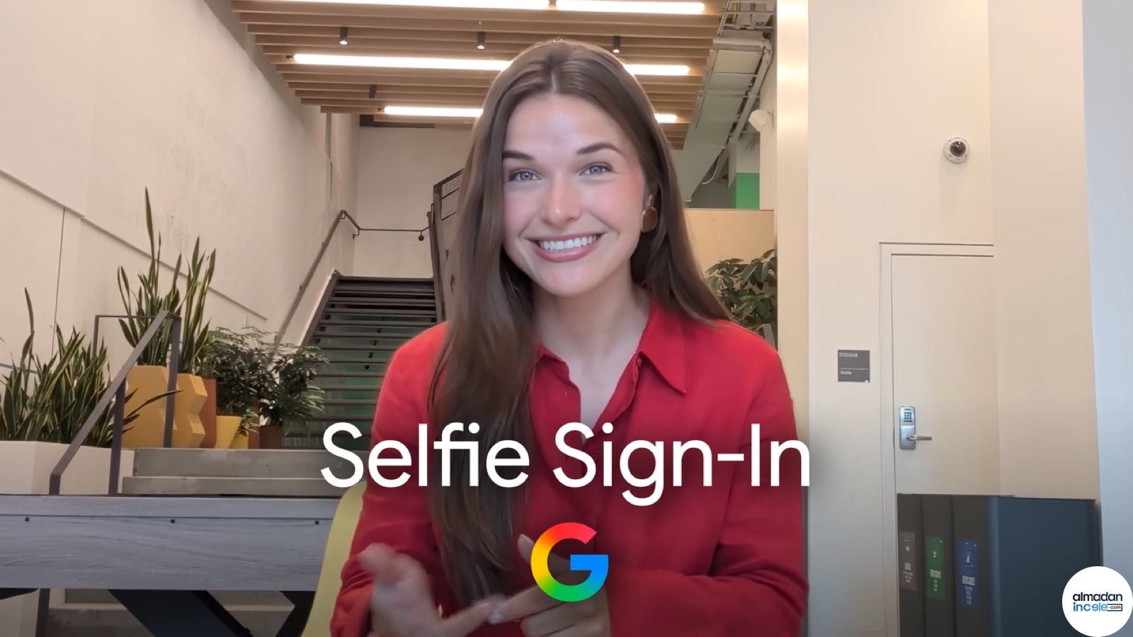 Telefon kamerasında Google hesabı için selfie video doğrulaması yapan kullanıcı