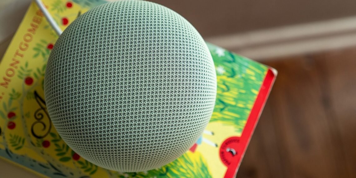 Kitapların üzerinde duran yeşil kumaş kaplı Google Home Speaker akıllı hoparlör