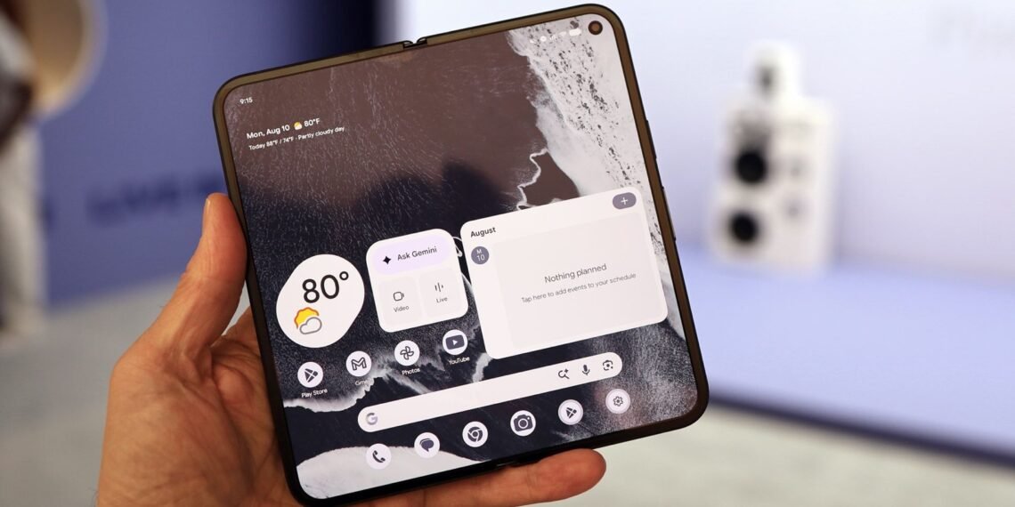 Elde açık tutulan Google Pixel 11 Pro Fold katlanabilir telefonun geniş iç ekranı