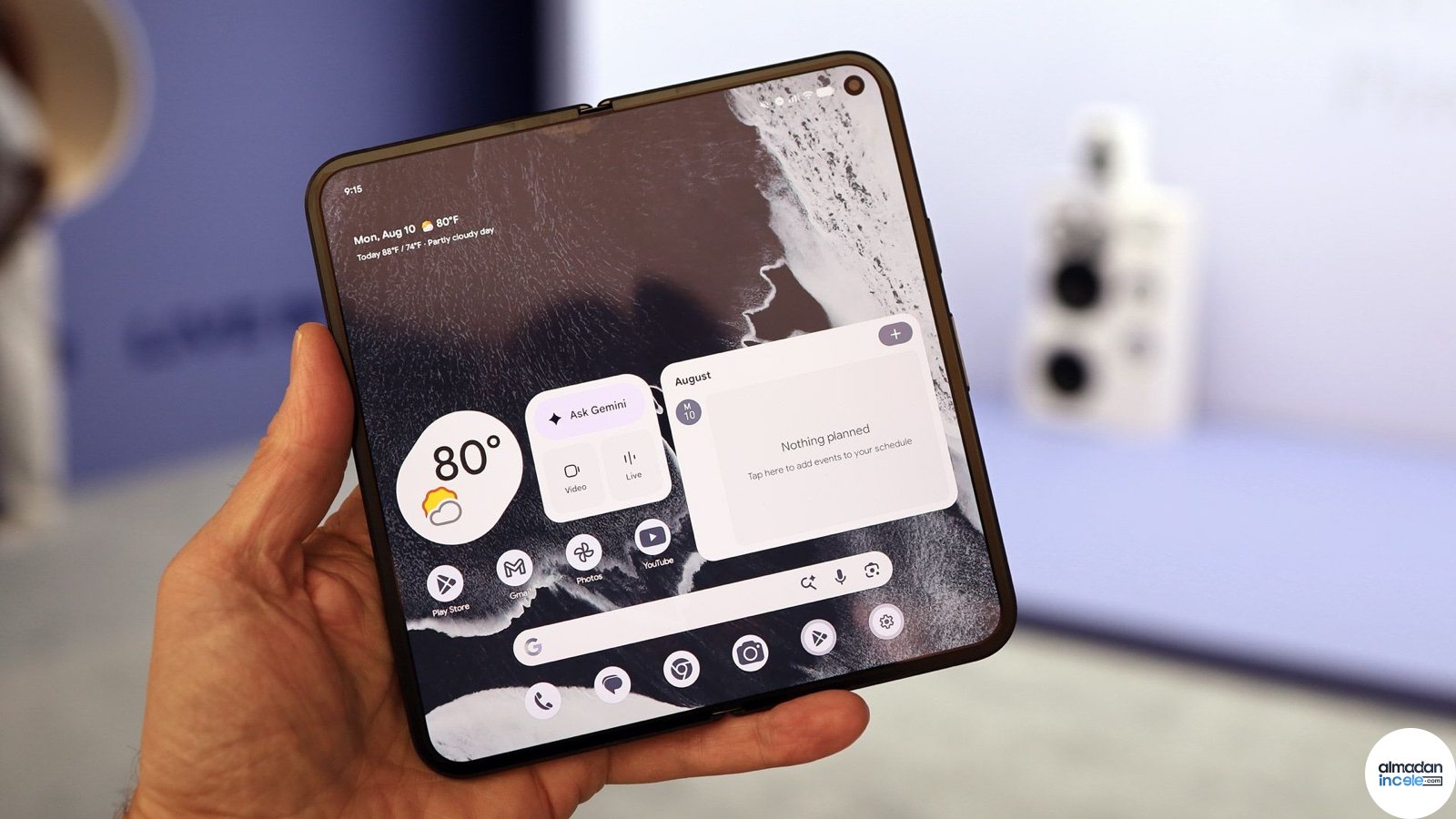 Elde açık tutulan Google Pixel 11 Pro Fold katlanabilir telefonun geniş iç ekranı