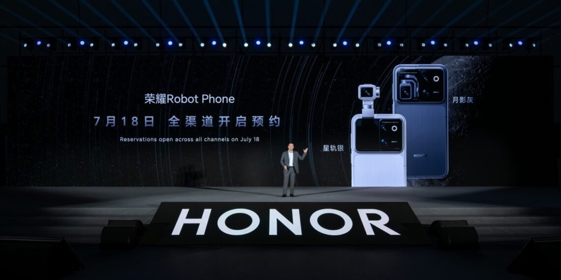 WAIC 2026 sahnesinde hareketli kameralı HONOR Robot Phone modelleri