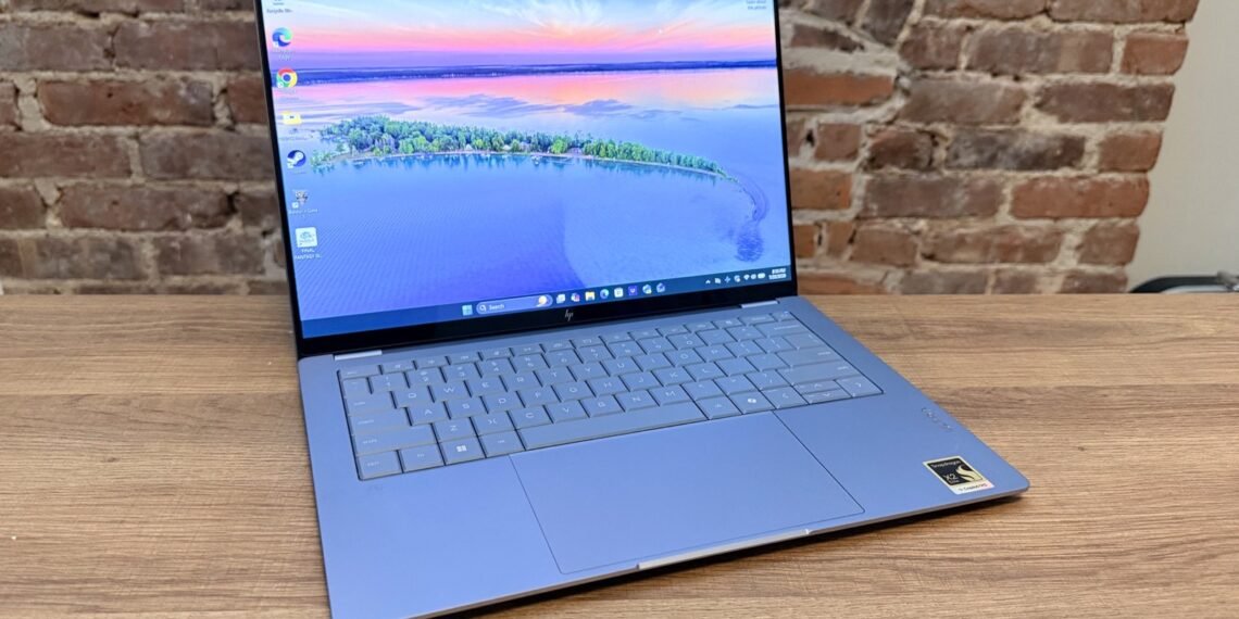 Masada açık duran mavi HP OmniBook Ultra 14 dizüstü bilgisayar