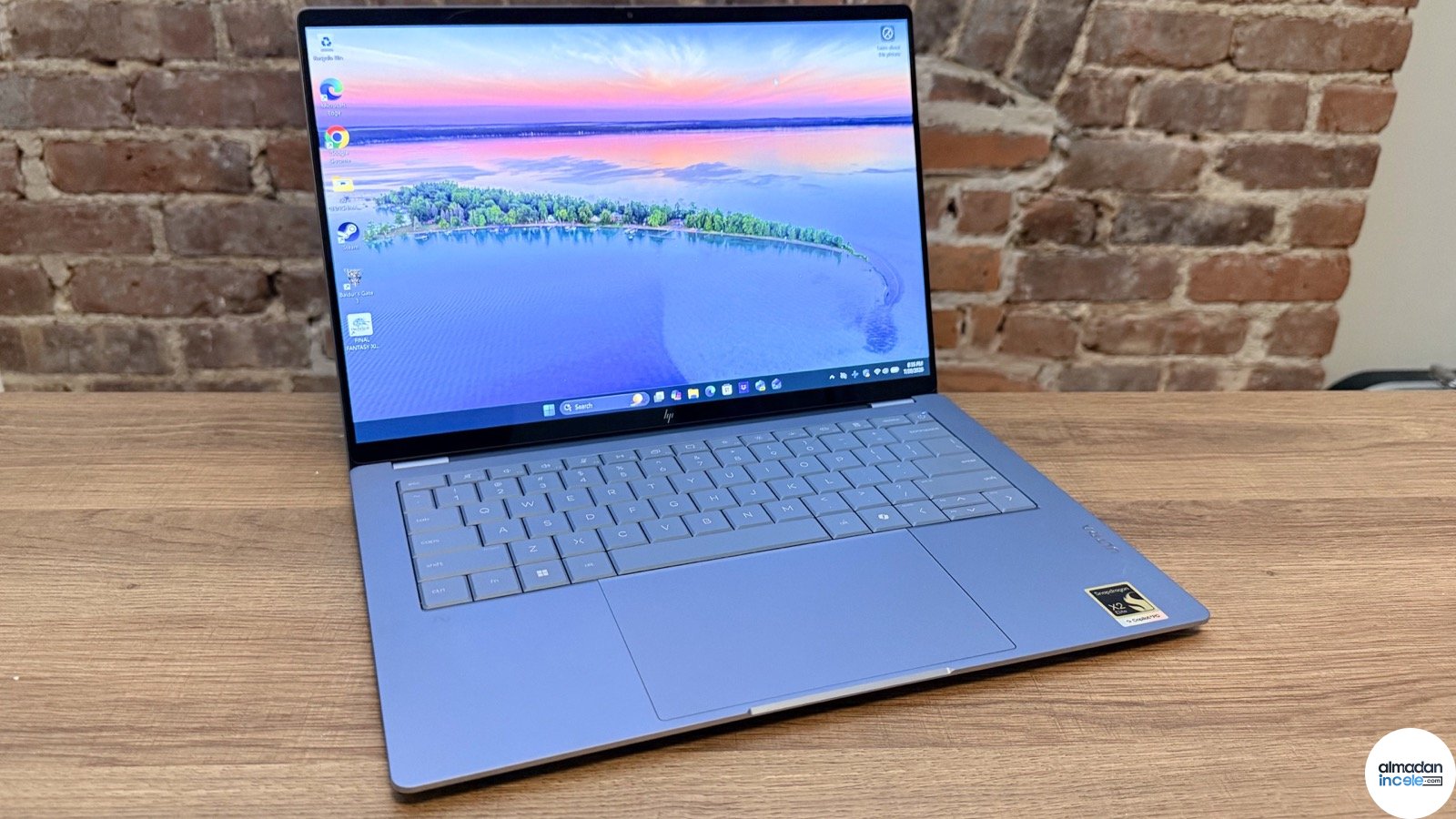 Masada açık duran mavi HP OmniBook Ultra 14 dizüstü bilgisayar