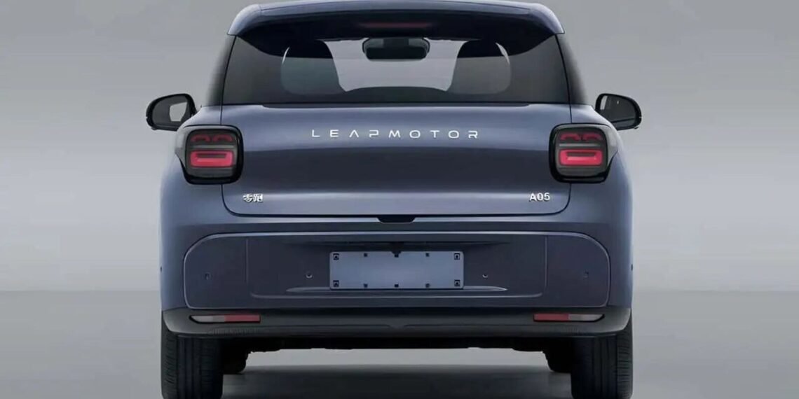 Stüdyo ortamında arkadan görünen mavi Leapmotor A05 elektrikli hatchback