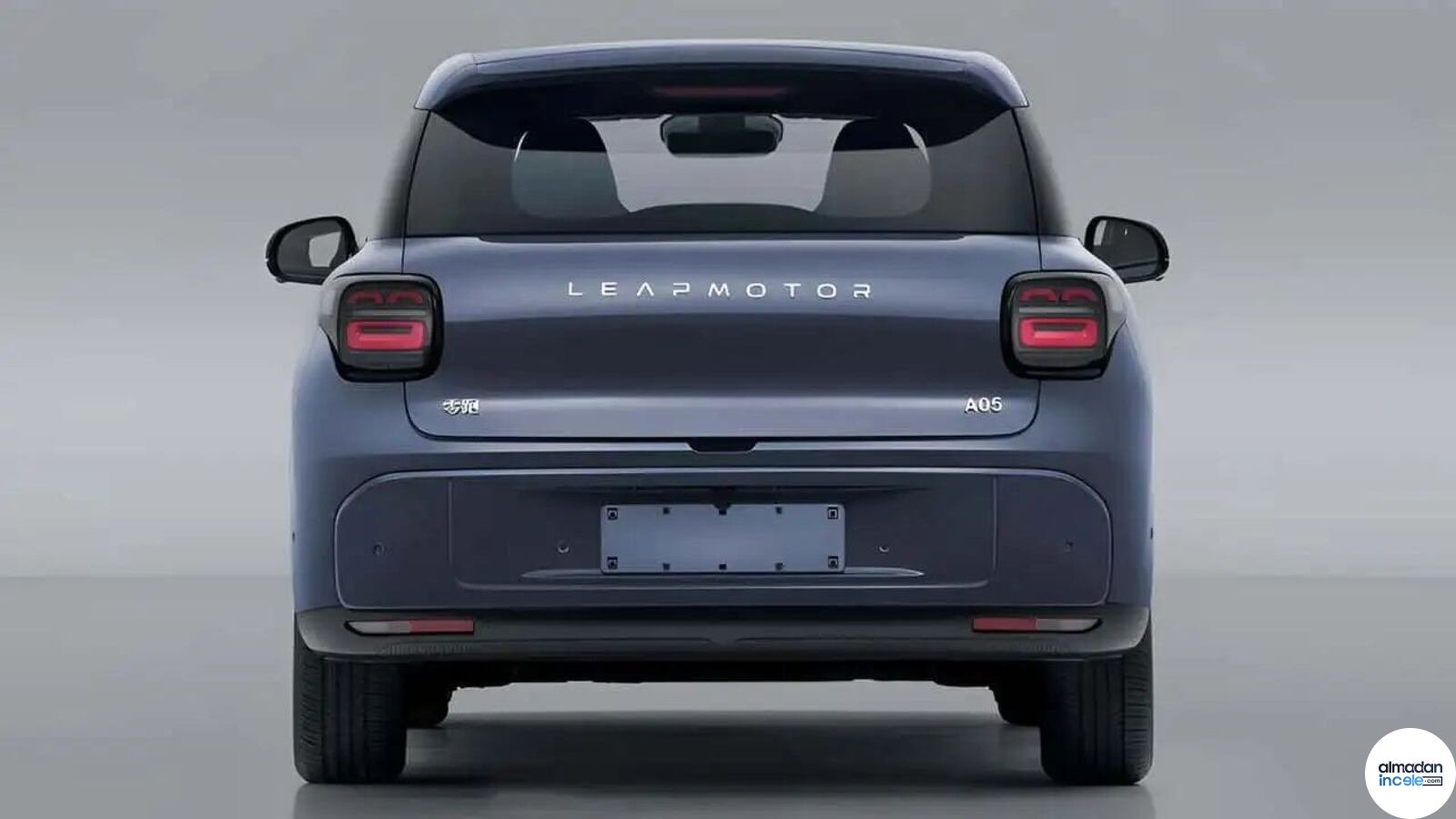 Stüdyo ortamında arkadan görünen mavi Leapmotor A05 elektrikli hatchback